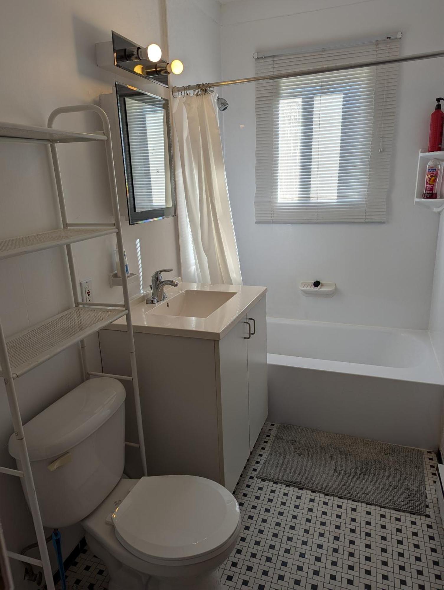 Comfy Close To Metro With Self Check In * Montreal
