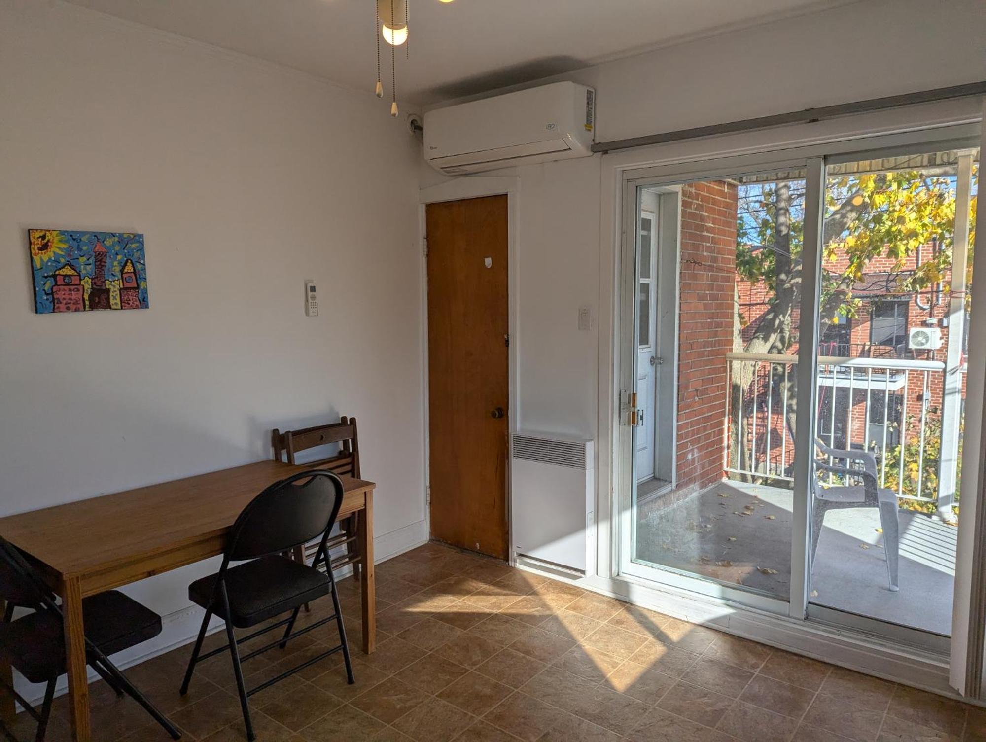 Comfy Close To Metro With Self Check In * Montreal