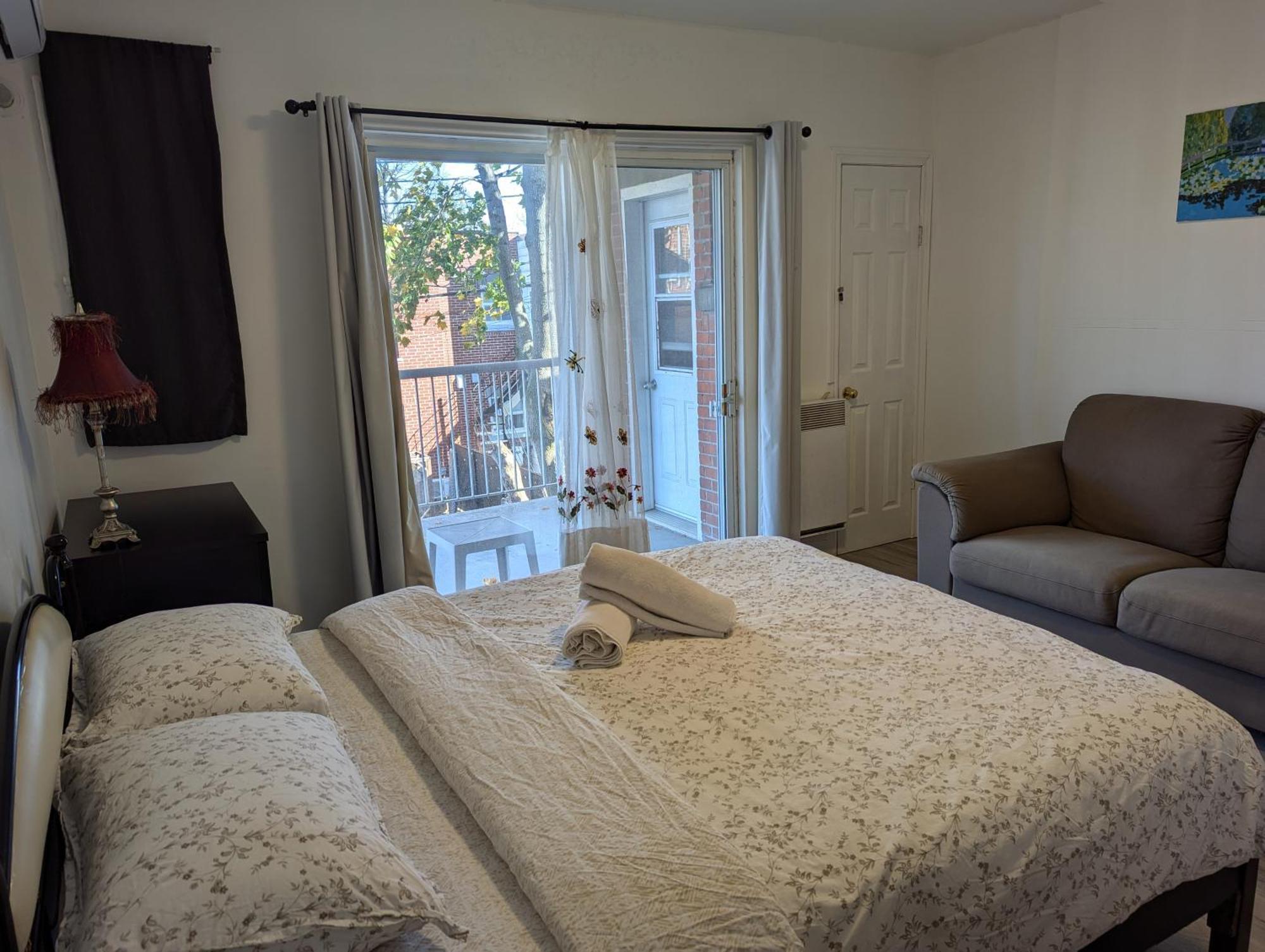 Comfy Close To Metro With Self Check In * Montreal