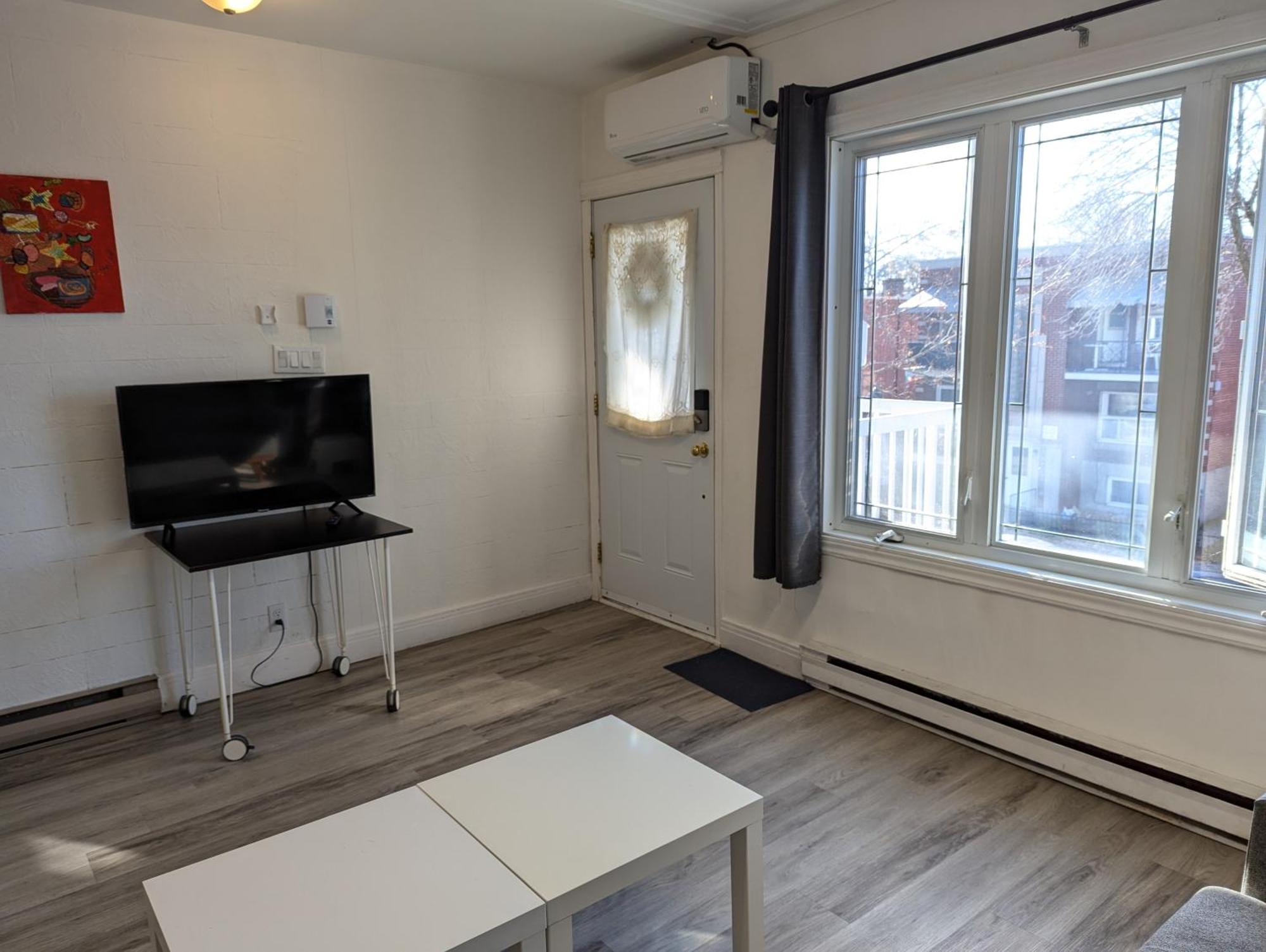Comfy Close To Metro With Self Check In * Montreal