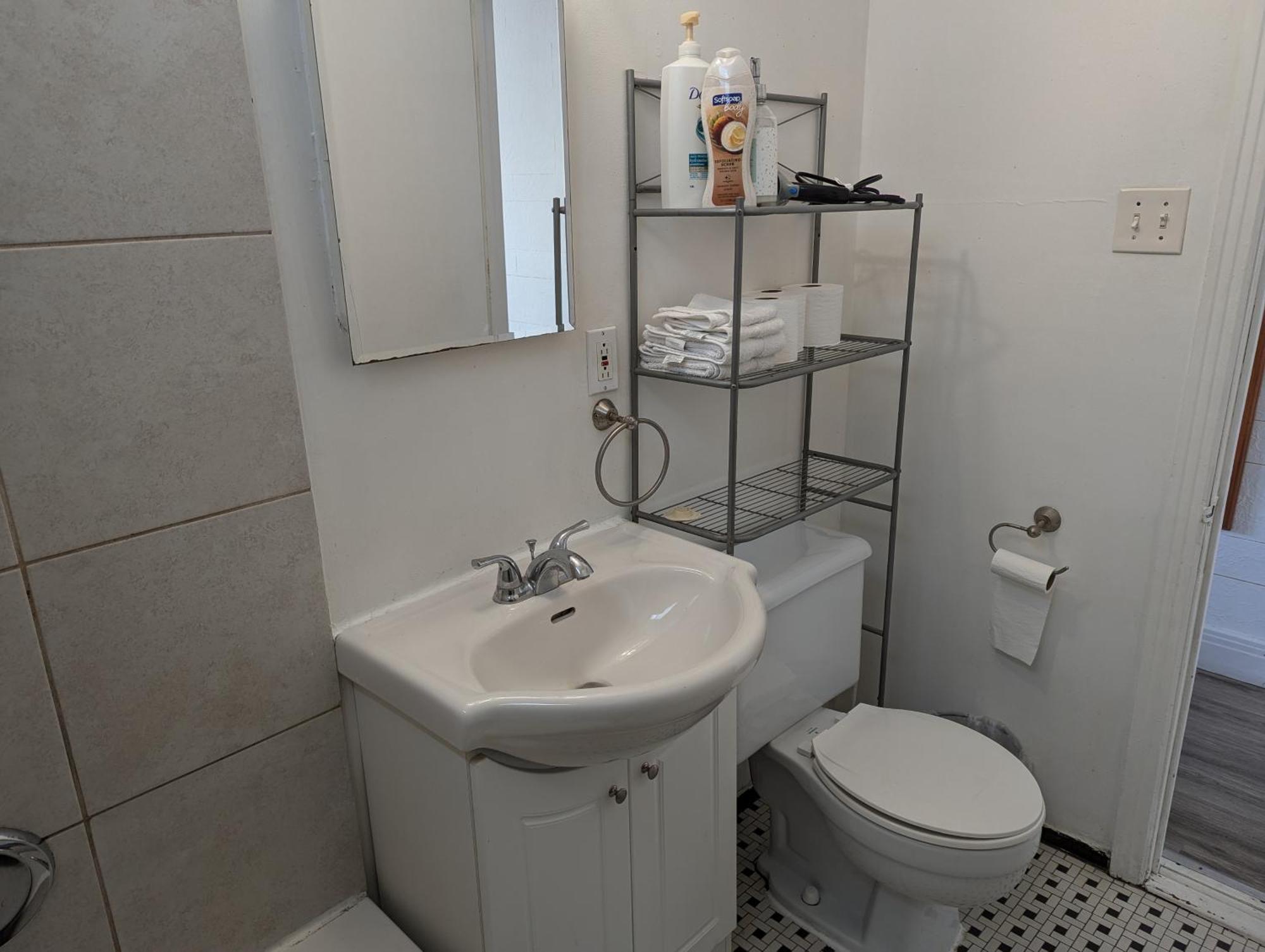 Comfy Close To Metro With Self Check In Apartment